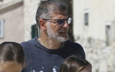 Slaven Bilić uhvaćen je u opuštenom izdanju tijekom šetnje Splitom, a društvo su mu pravile kćeri