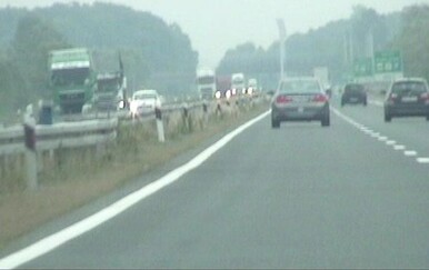 Otac snimio jurnjavu 18-godišnjeg sina autocestom