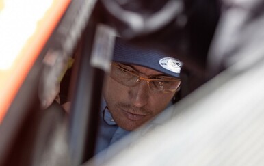 Thierry Neuville popravljao automobil, dok je Takumoto Katsuta bio na postolju