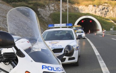 Vozač stranog motocikla smrtno stradao u tunelu Veliki Gložac