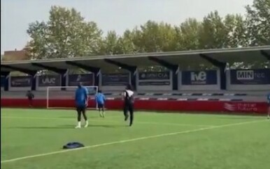 VIDEO Predsjednik kluba jurio muslimanske igrače sa svinjetinom u ruci i urlao: "Jedite!"