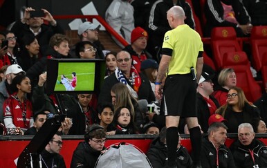 VIDEO Šok i nevjerica na Old Traffordu: Lisandro Martinez isključen zbog povlačenja kose