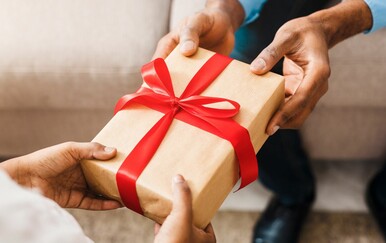 "Ima li bolji poklon?" Urnebesna šala nasmijala domaću publiku