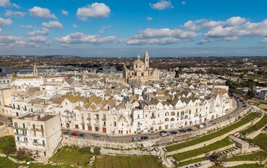 Okruglo mjesto: Bijeli biser talijanskog juga koji će vas zavesti šarmom i vinom