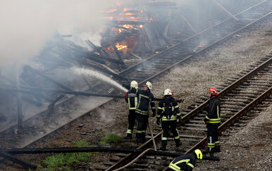 FOTO Veliki požar u Osijeku: Gore skladišta HŽ-a, na terenu i policija