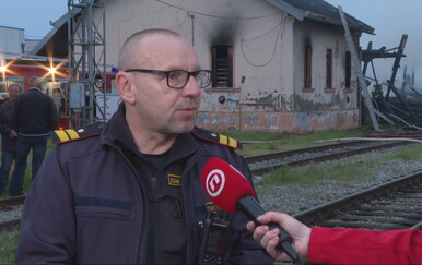 Izgorjele barake, na terenu 30 vatrogasaca: "Tu su bile cisterne, nije se znalo ima li u njima goriva"
