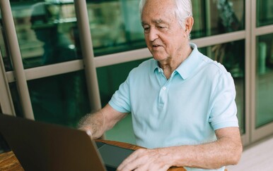 Ovom djedu treba zabraniti Facebook - zbog komentara mu se smije cijela regija