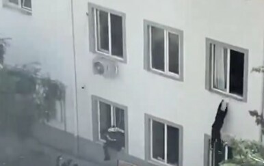 Strašna snimka: Učenici u Turskoj bježali od napadača i skakali kroz prozor