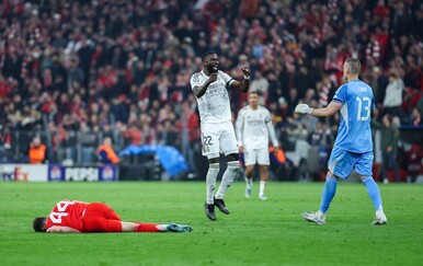 Pogledajte kako Rüdiger mučki udara Josipa Stanišića pod rebra