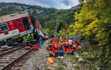 U željezničkoj nesreći u Slovačkoj poginuo muškarac, 21 osoba ozlijeđena