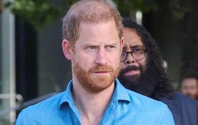 Osoba ispovijest princa Harryja u prvom planu tijekom posjeta Australiji