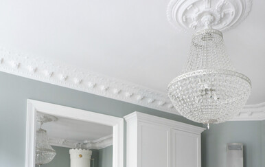 Stan sa "zaobljenom" kuhinjom i slikom ikone 90-ih u toaletu