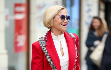 Ulična moda Zagreb vatreno crveni sako 2026.