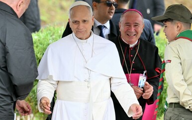 Papa smiruje napetosti i kaže da mu "nije u interesu" raspravljati se s Trumpom