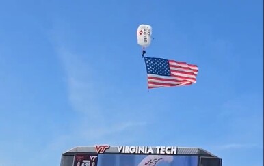 VIDEO Udar u semafor! Ulazak padobranca u stadion pretvorio se u incident