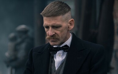 Glumac iz ''Peaky Blindersa'' potpuno neprepoznatljiv na novim fotografijama iz Pariza