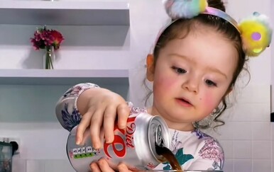 Kad bi dijete trebalo znati točiti piće? Roditelji testirali pa podijelili urnebesne rezultate