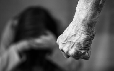 Muškarac napao članove obitelji, žena teško ozlijeđena