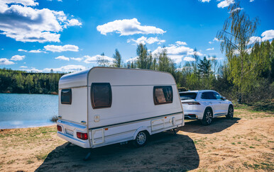 Kako se piše: kamp prikolica ili kamp-prikolica