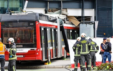 Trolejbus se zaletio u supermarket u Salzburgu; jedan mrtav, nekoliko ozlijeđenih