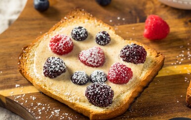 Bolje od pohanog kruha? Recept za tost s kremom od jogurta i voća