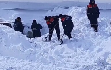 Autobuse na istoku Rusije zatrpali sniježni nanosi