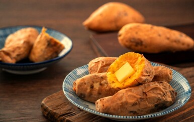 Jednostavnije ne može: Batat, maslac i sir koji se tope u savršen zalogaj