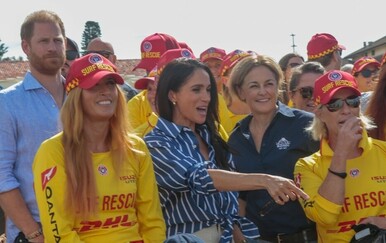 Žena nastavila ležati na plaži dok su pored nje prolazili princ Harry i Meghan Markle