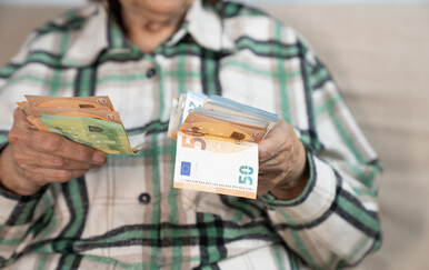 Muškarac ostao bez veće svote novaca nakon što ga je prevarila lažna brokerica