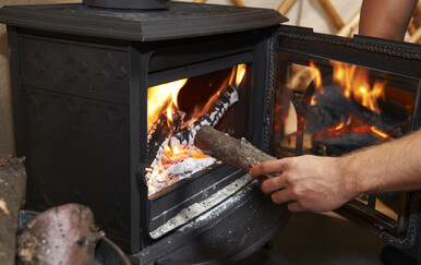 Muškarac je potpaljivao peć u kuhinji pa zapalio sam sebe