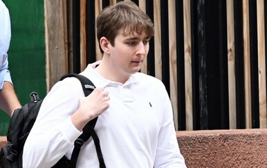 Zašto Barron Trump stalno nosi isti ruksak?