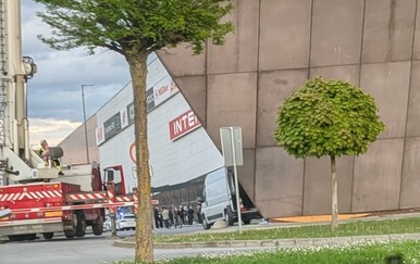 Dojava o bombi u osječkoj Portanovi: Policija s dugim cijevima blokirala centar, stvaraju se ogromne gužve