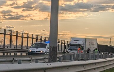 Prometna nesreća na osječkoj obilaznici: U sudaru kamiona i automobila ima ozlijeđenih, promet je u zastoju