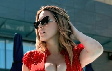 Crvena haljinica Nives Celzijus jedva je držala sve na mjestu, opaki dekolte stavila je u prvi plan!