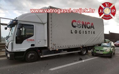 FOTO Drama na osječkoj obilaznici: Autom se zabio u kamion, dvoje ozlijeđenih