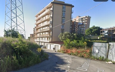 Horor u Italiji: Majka s troje djece skočila s balkona, jedno se bori za život