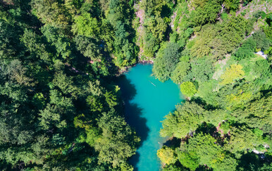 Tirkizno oko Kupe: Predivni izvor koji zove na resetiranje u prirodi