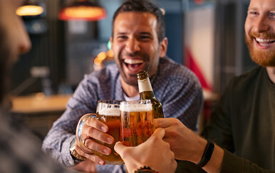 Zašto nam je lakše obećati pivo nego ga stvarno platiti: Mala psihologija velikih dugova