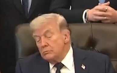 VIDEO Trump ponovno zaspao pred kamerama: Snimke iz Ovalnog ureda postale viralne
