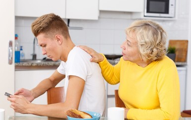 Stariji ljudi dijele ozbiljno zbunjujuće stvari o "današnjoj djeci"