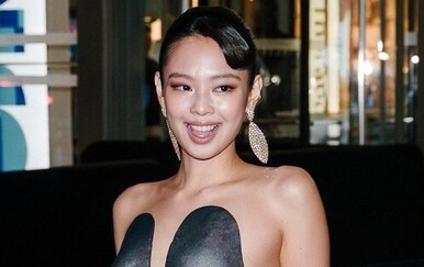 K-pop zvijezda Jennie zbog kreacije nalik oklopu s prozirnim detaljima bila je tema večeri