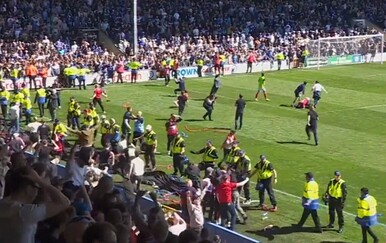 Navijači utrčali na teren, slavili su gol za naslov, a onda u 103. minuti - šok!