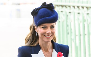 Catherine Middleton u tamnoplavoj kaput-haljini Alexander McQueen
