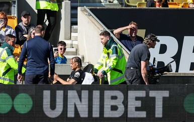 VIDEO Bizarne scene iz Premier lige: Iznose ga na nosilima, a on se prepire s navijačima