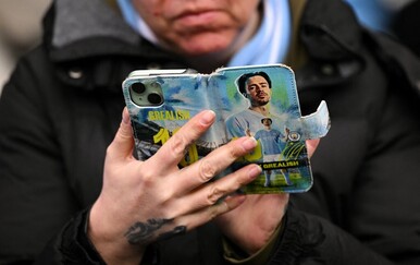 Procurile fotografije: Poznati Englez mrtav pijan usred dana, išao je "na piće s prijateljima"