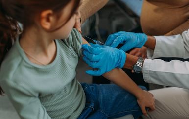 Je li cijepljenje djece obavezno? Ovo su kazne i posljedice koje bi svaki roditelj trebao znati