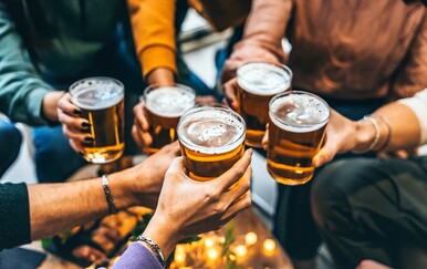 Zašto smo voljeli igrati bocu istine i što danas umjesto nje vrtimo po stolu?