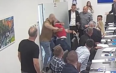 Neobična scena u BiH: Zastupnik u sukobu sa zaštitarima, u naguravanju ostao bez majice