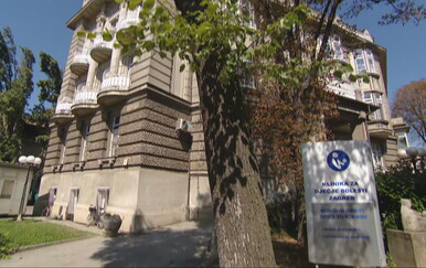 Maloljetnik izboden u parku u Gajnicama