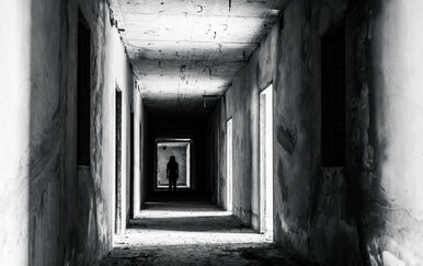 Duhovi ili samo stare cijevi? Znanost otkriva zašto osjećate jezu u praznim prostorijama